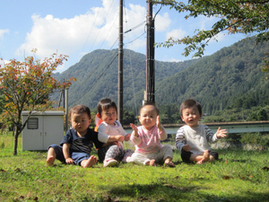 写真：芝生の上に座る子供たち