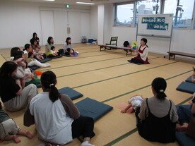 写真：親子で絵本の読み聞かせをきいているところ