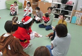 写真：親子でクリスマス会に参加している様子