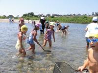 写真：夏休み体験教室（川遊び）の様子