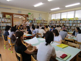 写真：図書部会の様子1