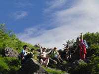 写真：登山中