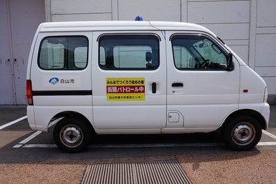 写真:青色パトロール巡回車