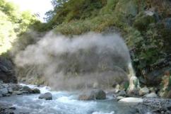 写真：岩間の噴泉塔群