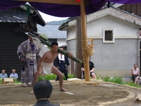 写真：大関戦勝者による御幣振り