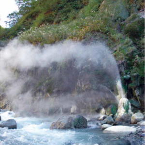 写真：岩間の噴泉塔群