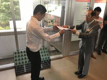 写真：賞状を受け取る海野さん（現 富山大学大学院生）