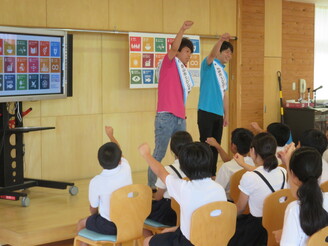 写真：石川県住みます芸人「ぶんぶんボウル」が小学校で普及啓発活動する様子1