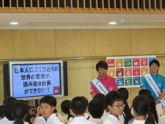 写真：石川県住みます芸人「ぶんぶんボウル」が小学校で普及啓発活動する様子2