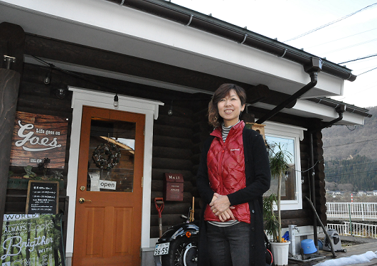 写真：カフェ前の長田さん