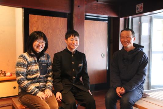 写真:息子さんと内藤夫妻