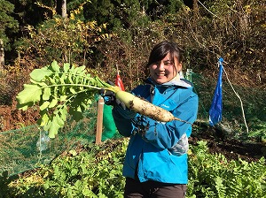 写真：大根をもつ田邊さん