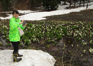 写真:水芭蕉を見る前田さん