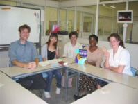 写真：日本語指導ボランティアと外国人学習者の皆さん1