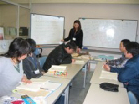 写真：日本語指導ボランティアと外国人学習者の皆さん3
