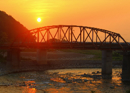 写真：橋の向こうに沈む夕日