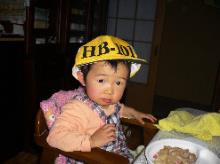写真：HB101の帽子をかぶった赤ちゃん