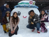 写真：ゆきママ雪だるまと一緒に1