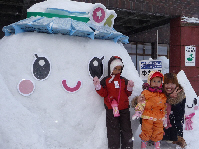 写真：ゆきママ雪だるまと一緒に2