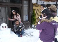 写真：民家の前の雪だるま