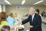 写真:市長に挨拶するコロンビア生徒たち