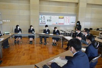 写真：石川県立鶴来高等学校議会報告会の様子