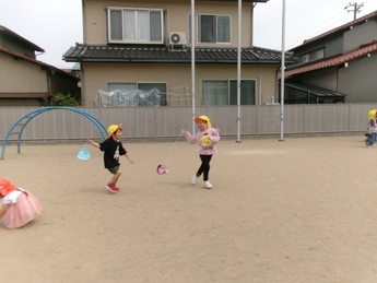 写真：ぐるぐる凧で遊んでいる様子