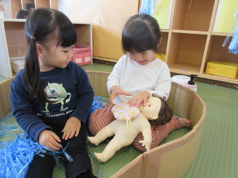 写真：友達とお風呂ごっこを楽しんでいる園児