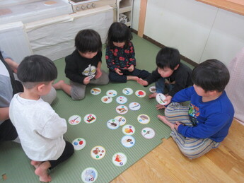写真：かるたをしているところ