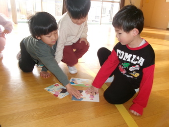 写真:カルタ遊びを楽しむ園児