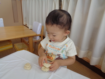 写真:寒天遊びをしているところ