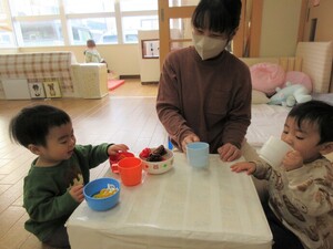 写真:保育室でままごとを楽しんでいるところ