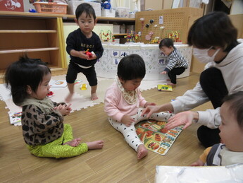 写真：パン屋さんにお買い物のお手遊びをしているところ