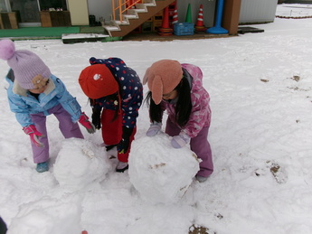 写真：雪遊び楽しいよ！！