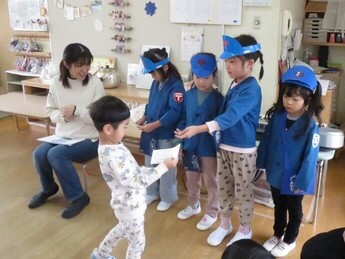 写真:郵便屋さんをしているところ