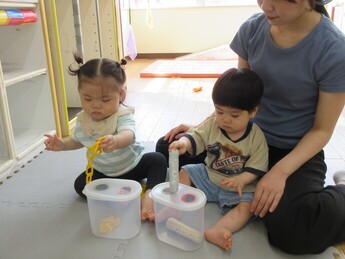 写真:保育室でぽっとん落としを楽しんでいるところ
