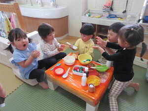 写真：友達と誕生会しているところ