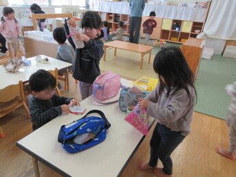 写真:所持品の片づけをしている園児