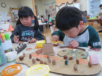 写真：友達とサマーカレーを作っているところ