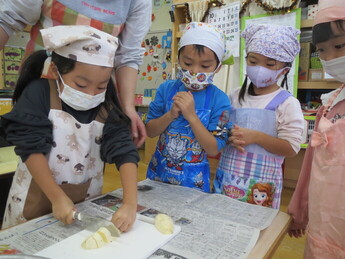 写真:クッキングをしている子どもの様子