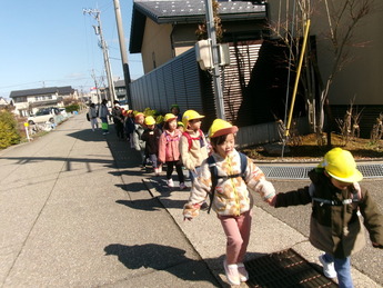 写真:遠足をしているところ