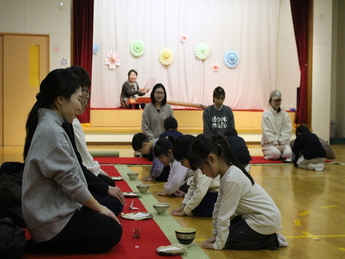 写真:お茶会に参加する子どもたち
