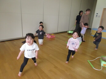 写真:ホールで体を動かして遊んでいる様子