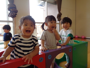 写真：ホールで体を動かして遊んでいる様子