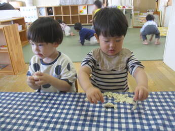 写真:保育室で遊んでいる様子