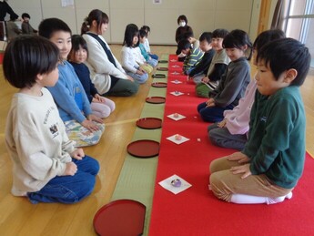 写真：お茶会に参加する子どもたち