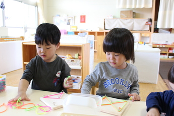 写真：保育室で遊んでいる様子