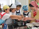 写真：子どもたちが料理している様子