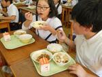 写真：給食を食べている様子