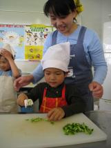 写真：包丁を持つ料理を楽しむ子ども2